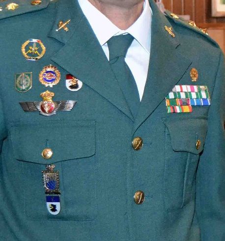 Los generales de la Guardia Civil a lo suyo, a llenarse el pecho de medallas