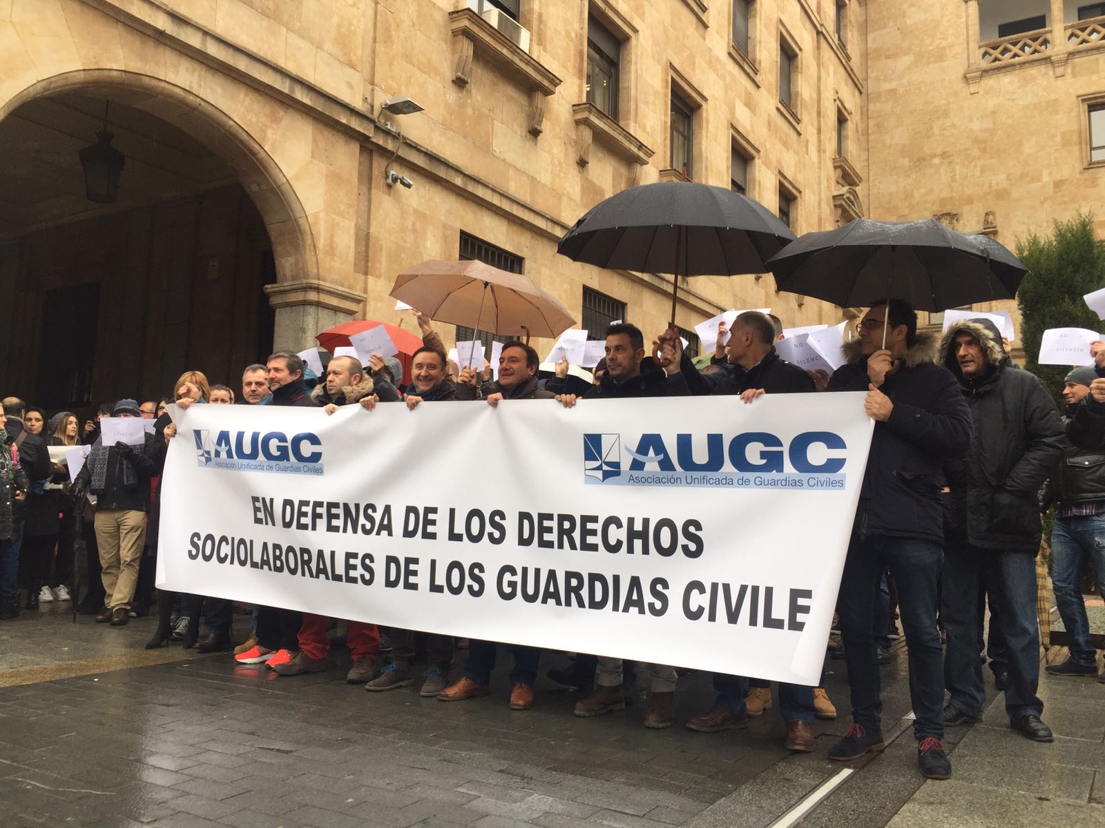 AUGC, presente en la concentración de Salamanca convocada por No   Silencio para denunciar la situación de un guardia civil