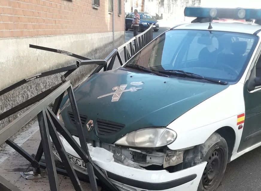 Un coche con 18 años de servicio en la Guardia Civil sufre un accidente al partírsele la barra de dirección