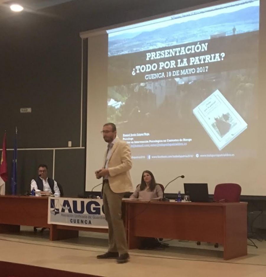 Presentación en Cuenca del libro '¿Todo por la patria?', que aborda el drama de los suicidios en la Guardia Civil