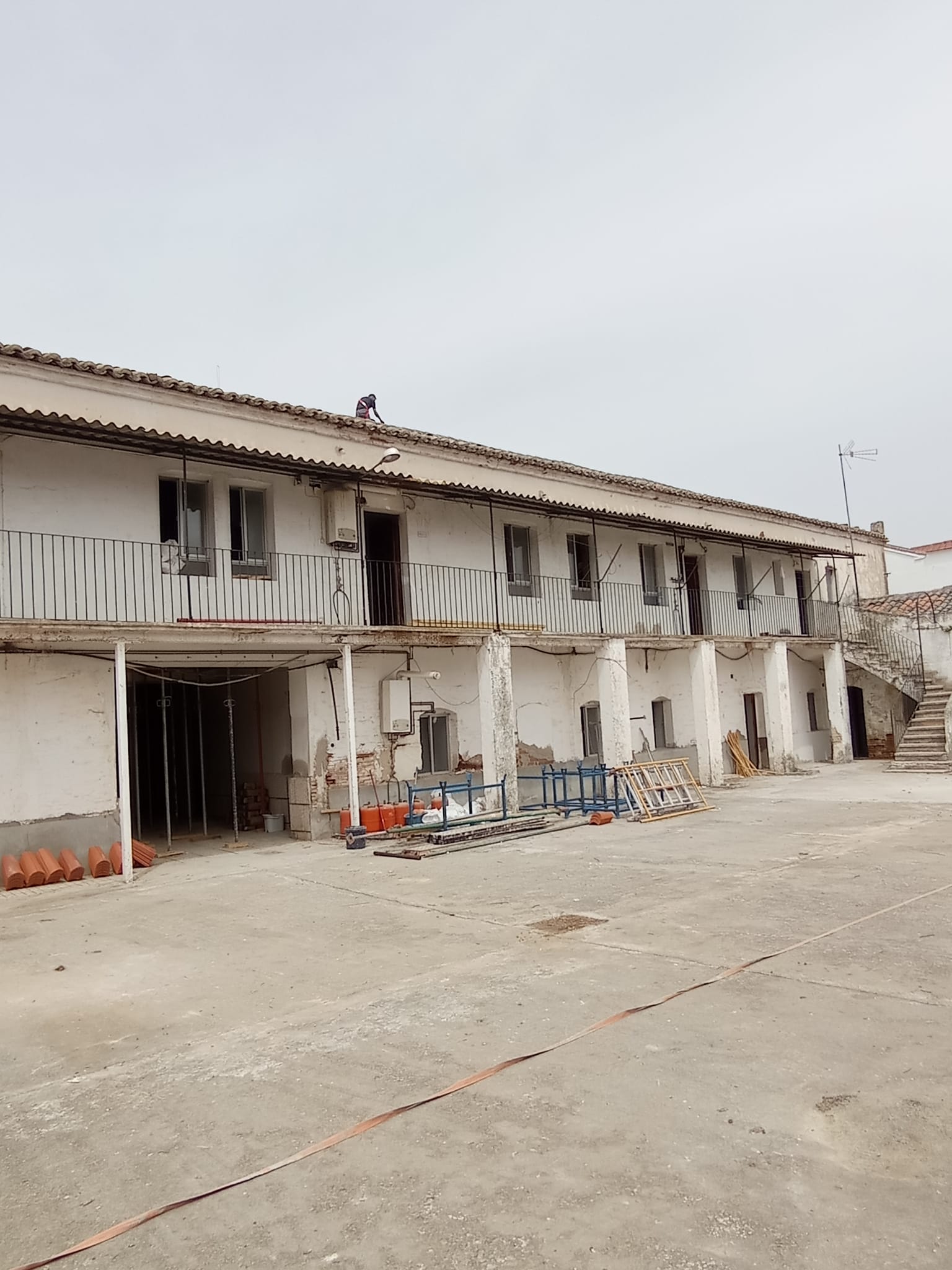 El Ministerio del Interior ignora las necesidades de los cuarteles en uso y gasta 126.249,71 euros en apuntalar uno abandonado