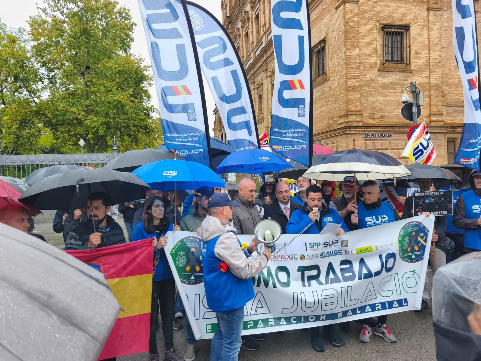 Guardias civiles y policías nacionales se concentran en Sevilla para exigir el reconocimiento como profesión de riesgo y más medios policiales