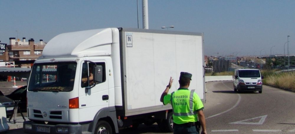 AUGC alerta del riesgo que sufren los guardias civiles que ordenan el desvío de camiones en la regulación del tráfico