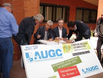 COMIENZA POR TODO EL PAIS LA RECOGIDA DE FIRMAS. LA ILP EN MARCHA