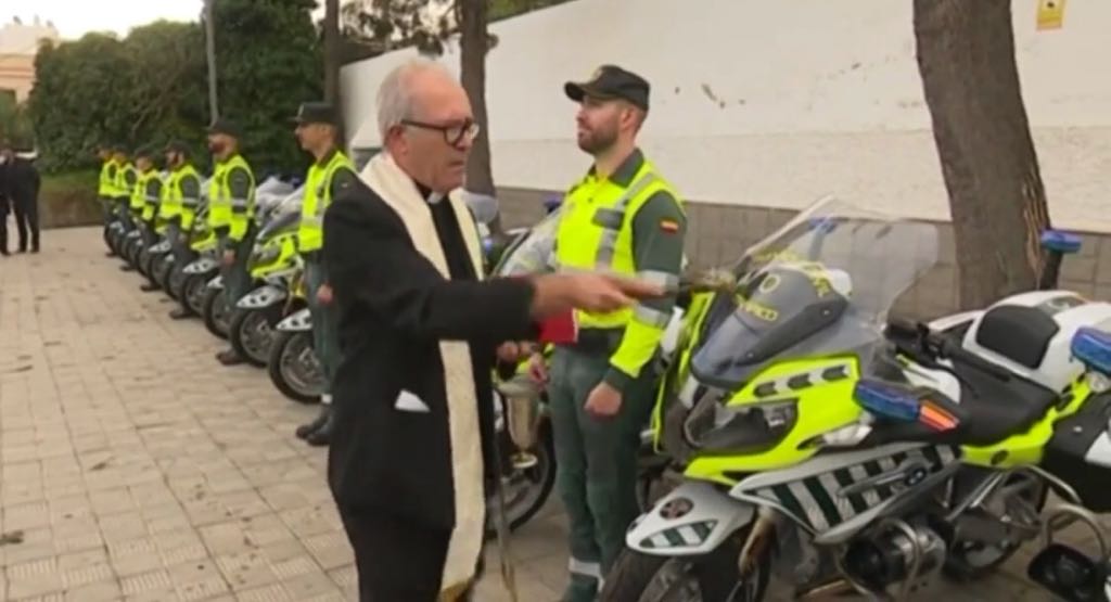 Nueva arma contra la delincuencia en la Guardia Civil: el agua bendita