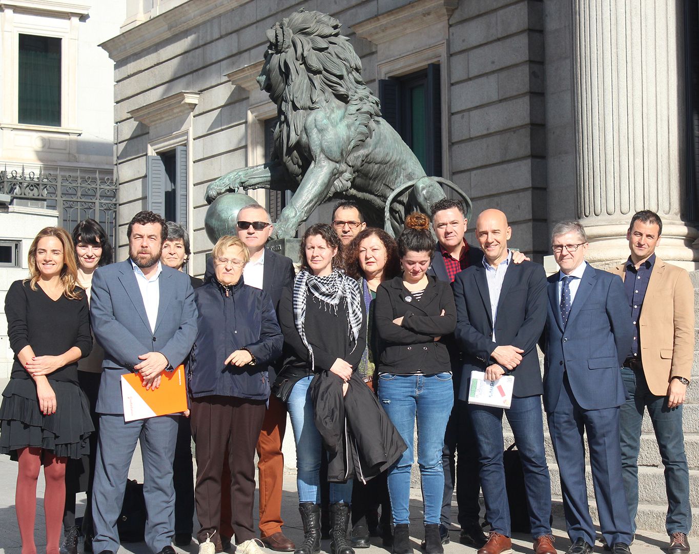 AUGC y representantes políticos muestran frente al Congreso su apoyo a la agente expedientada por no usar un chaleco antibalas masculino