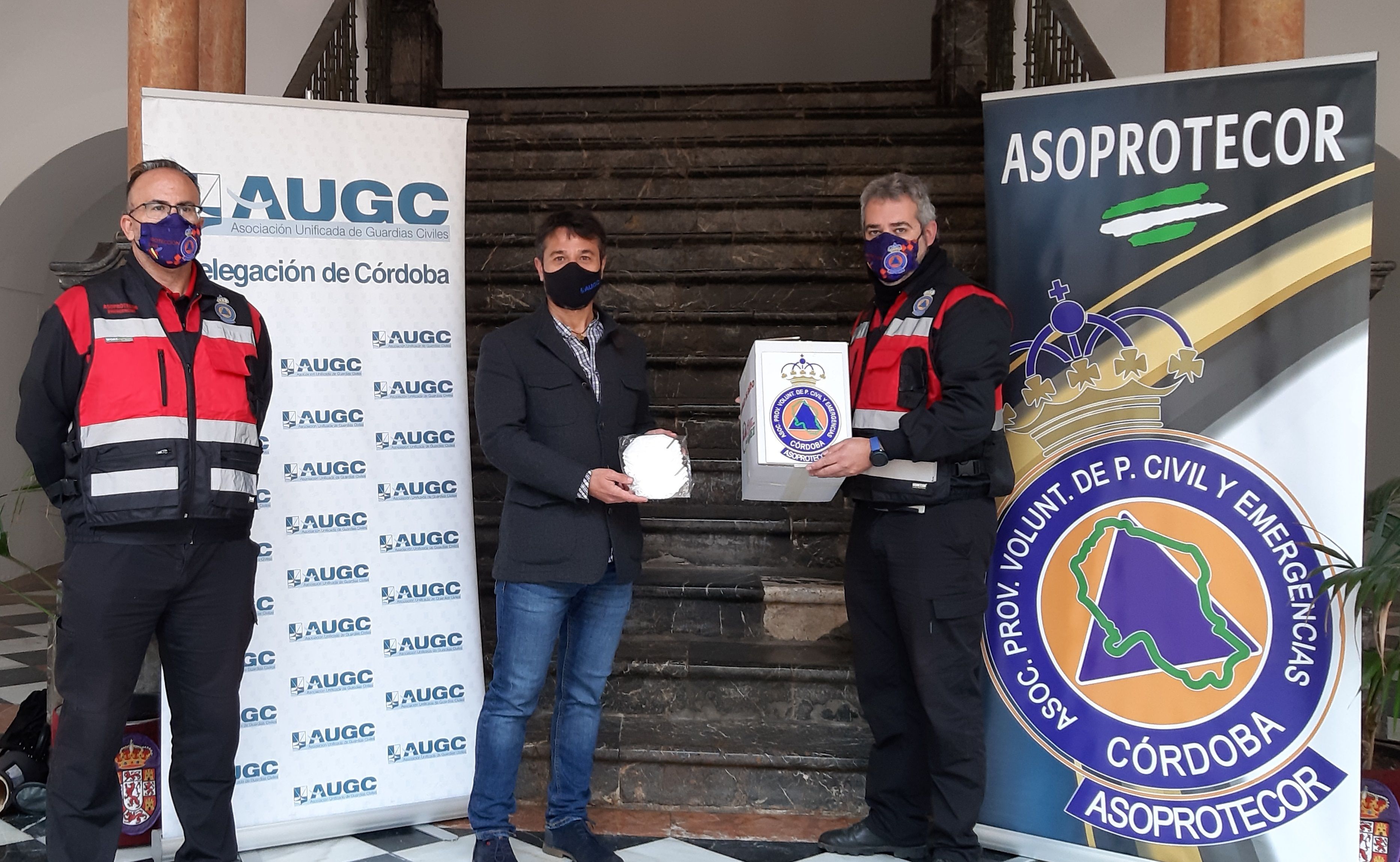 Una asociación de voluntarios de Protección Civil facilita mascarillas gratis a afiliados de AUGC Córdoba