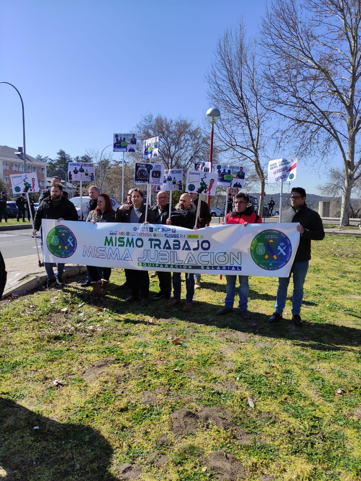 La Plataforma por una jubilación digna y la plena equiparación salarial de Policías y Guardias Civiles se concentra frente al Palacio de la Moncloa