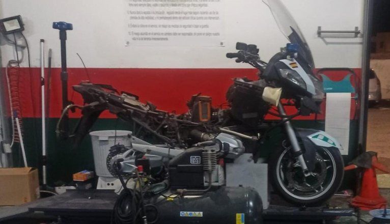 Augc pide actuación urgente ante el peligro en canarias: guardia civiles forzados a reparar sus propias motocicletas en Las Palmas