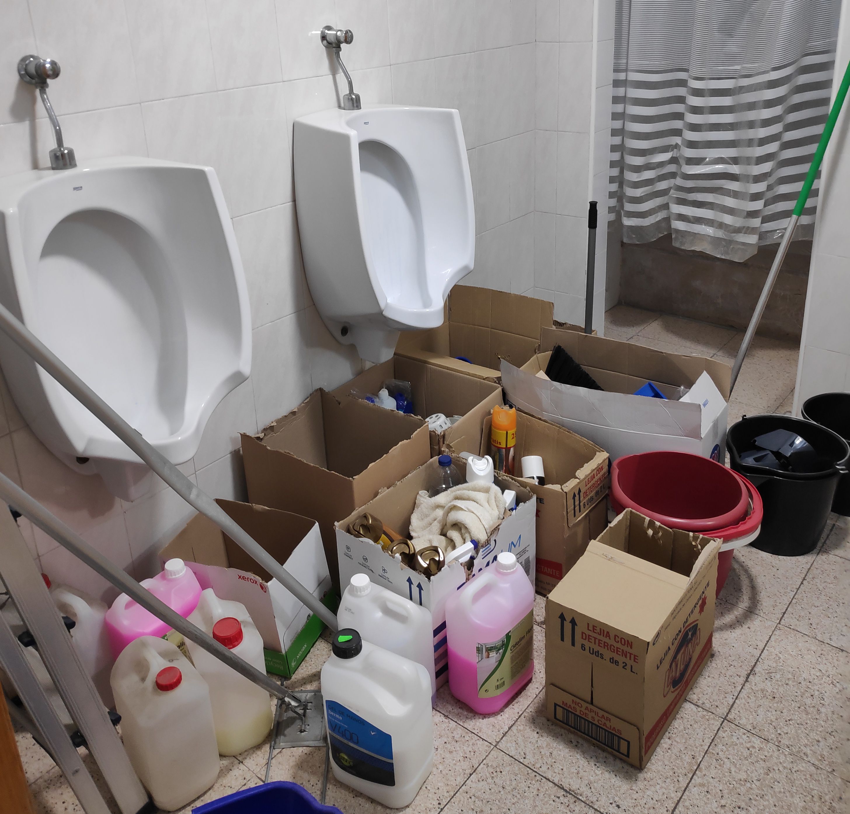 AUGC Zaragoza denuncia el estado y escasez de aseos del vestuario del Grupo de Reserva y Seguridad