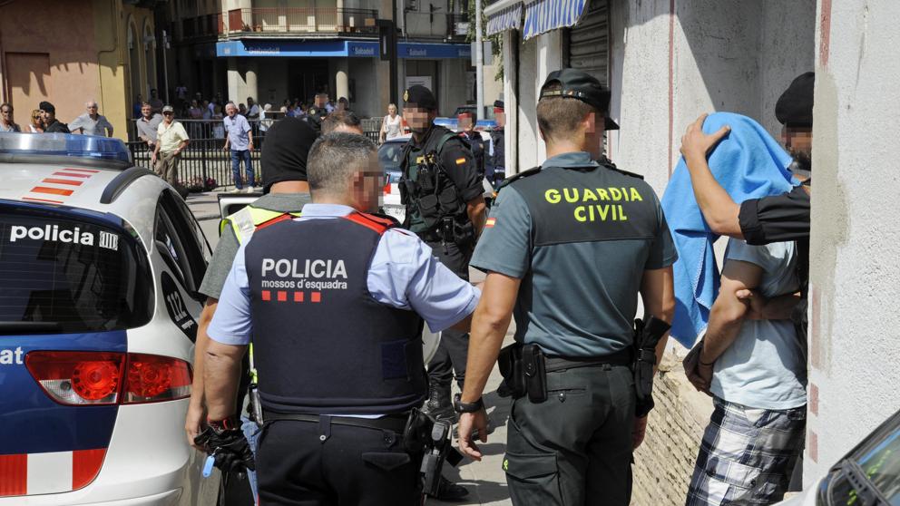 Asociaciones profesionales y sindicatos de Guardia Civil y Policía Nacional remiten a Interior una carta reclamando la equiparación salarial