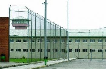Una asociación denuncia que cien guardias que vigilan las cárceles de Bonxe y Monterroso serán sustituidos por vigilantes privados