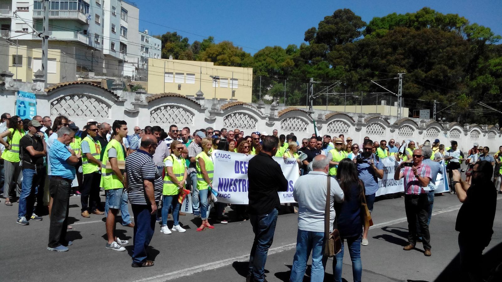 La sociedad de Cádiz muestra su apoyo a los guardias civiles desterrados por declarar la verdad ante el juez