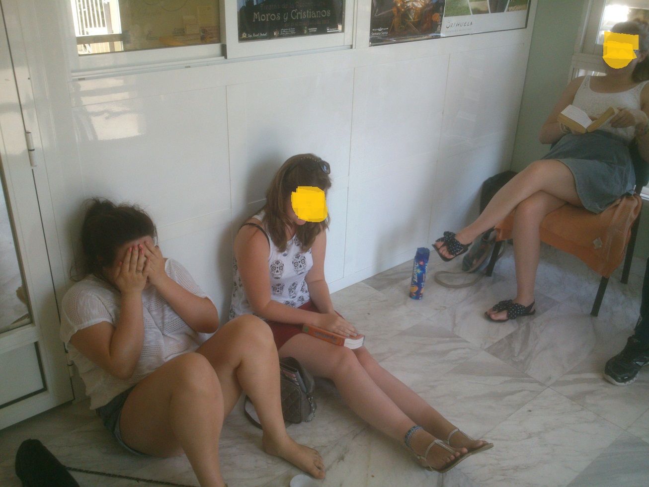 La oficina de atención al turista extranjero en Orihuela Costa no cumple las normas de seguridad y servicio
