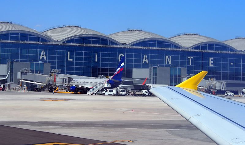 Una irregularidad de un mando redujo el servicio en el aeropuerto de El Altet y puso en riesgo la seguridad a un agente