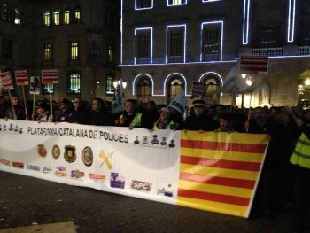 Miembros de la Plataforma de Policias de Cataluña se concentran en Barcelona contra recortes