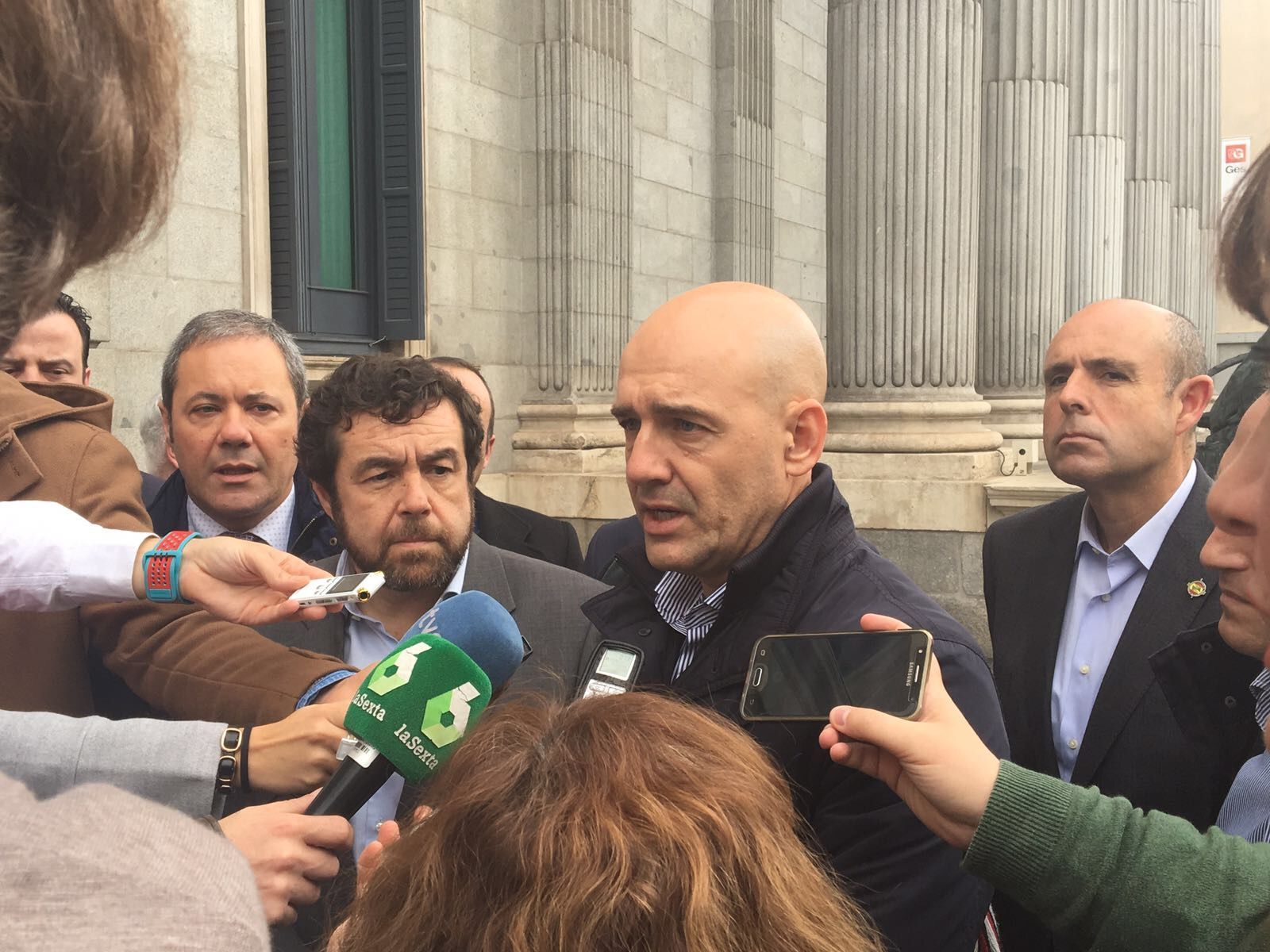 El Ministro deja caer que puede haber nuevos recortes en las nóminas de los guardias civiles en los próximos meses