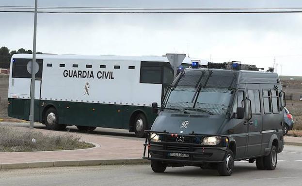 La mitad de los vehículos de la Guardia Civil para el traslado de presos carecen de cinturones de seguridad