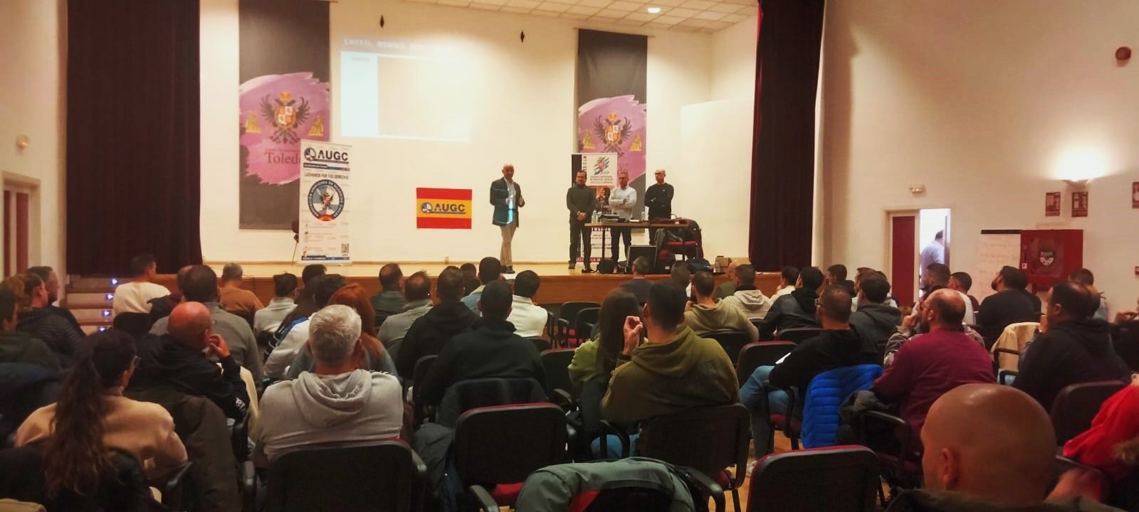 Guardias civiles realizan una formación para la detección e intervención con sistemas de ocultación dirigida a seguridad ciudadana y guías caninos