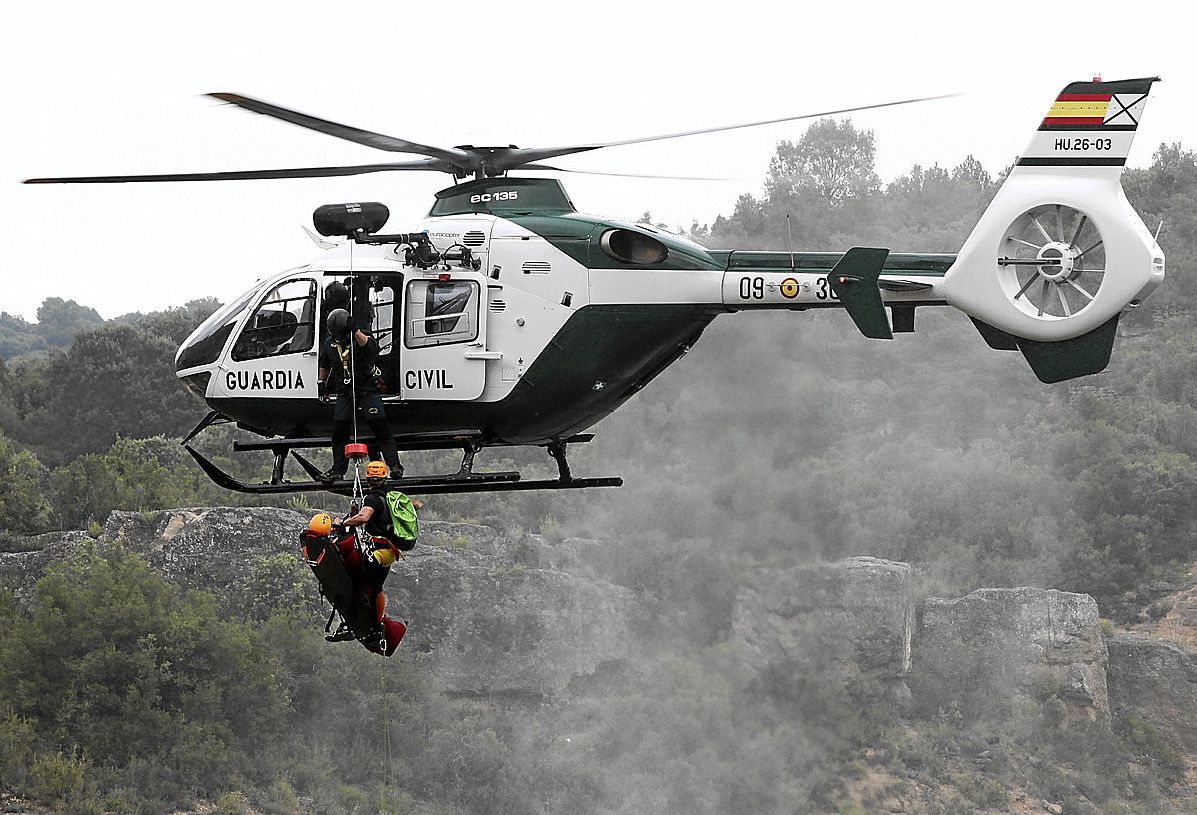 Una campaña de AUGC consigue que por fin se dote de equipo femenino a la única agente de montaña de la Guardia Civil