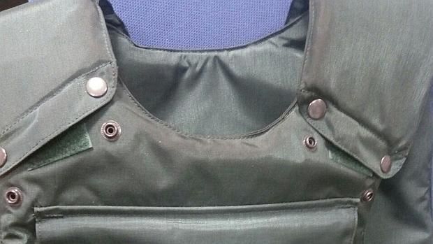 Una guardia se expone a ir a prisión por usar un chaleco no oficial