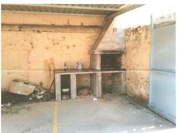 Guardias civiles destinados a construir una barbacoa en un cuartel de León