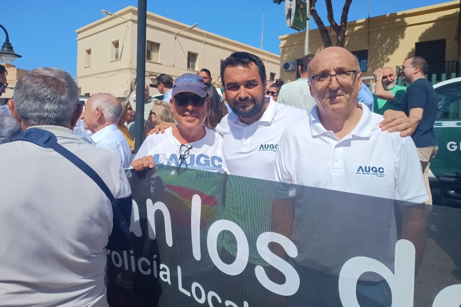 Roquetas se echa a la calle contra el destierro de sus guardias civiles