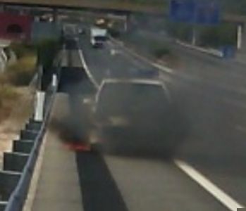 Arde un vehículo oficial en Alicante, donde los coches se encuentran en un estado deplorable