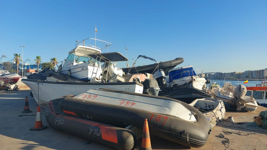 La Administración retira las embarcaciones decomisadas que se acumulaban peligrosamente en el Servicio Marítimo de la Guardia Civil en Algeciras
