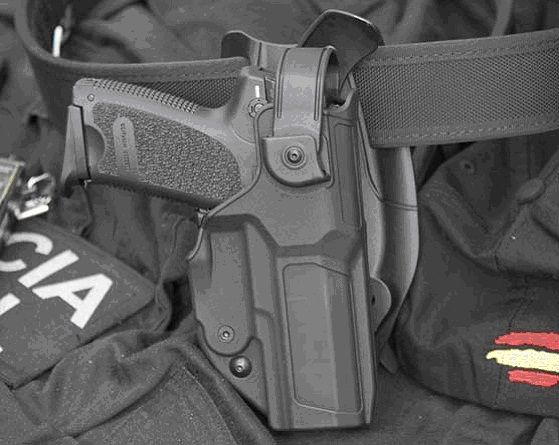 Respalda la propuesta al Consejo para que se dote a todos los agentes de fundas de pistola con sistema antihurto