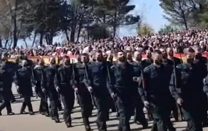 La última promoción de la Guardia Civil en Baeza presta fidelidad a la enseña nacional con el traje de campaña