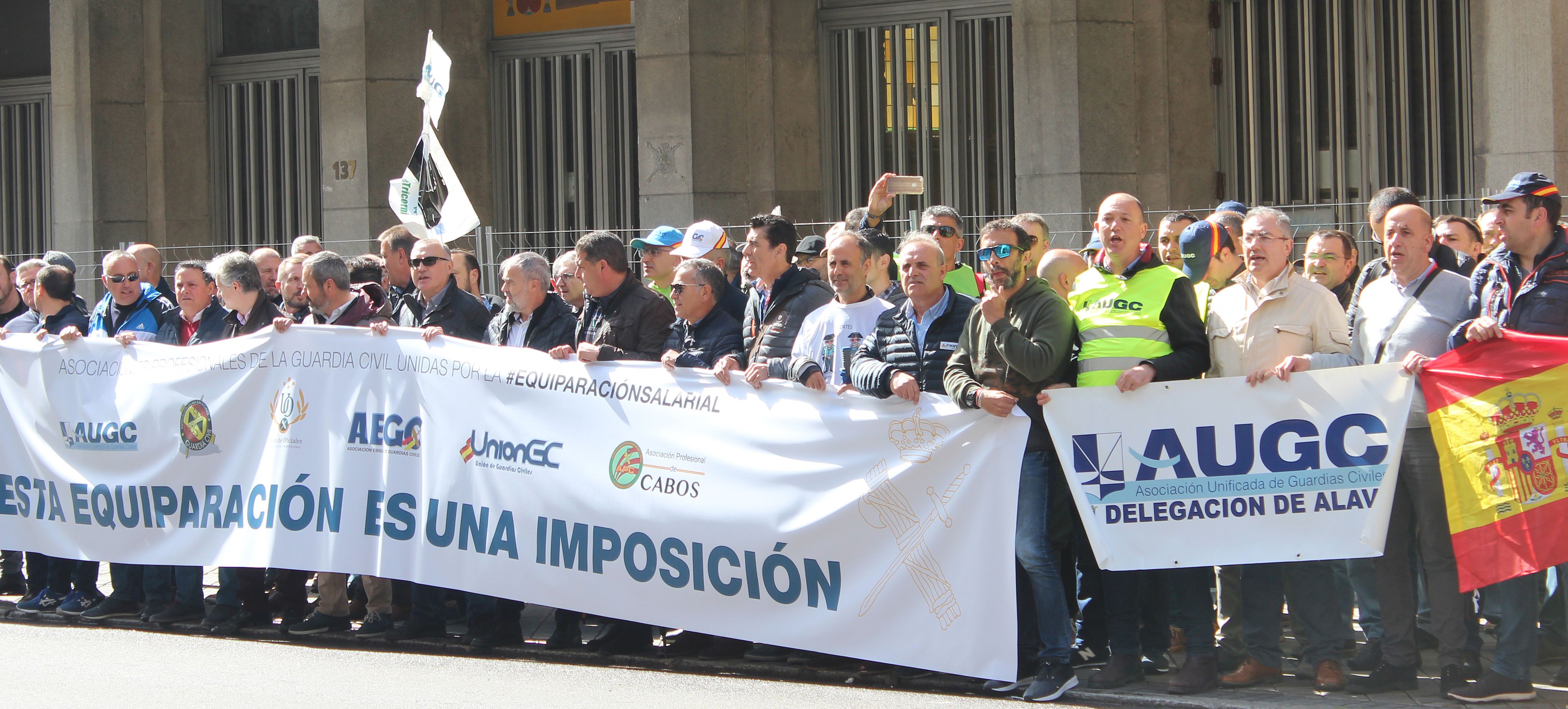 Las asociaciones profesionales piden la dimisión de Félix Azón en una concentración frente a la sede de la Dirección General de la Guardia Civil