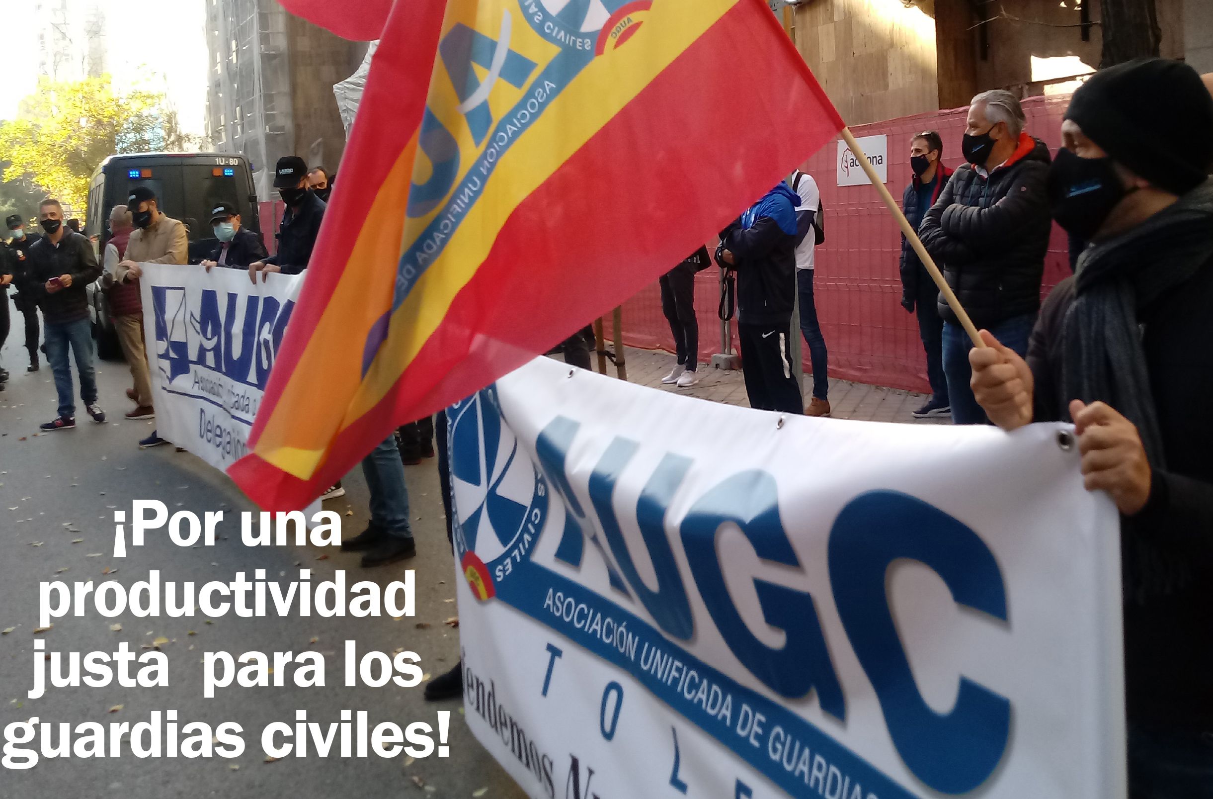 '¡Por una Productividad justa para los guardias civiles!', titular de portada del último número de 'La Revista de AUGC'