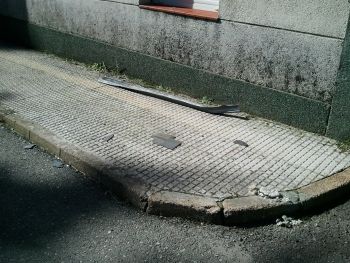 Los guardias civiles de Pola de Gordón (León) entre cascotes del tejado de la casa cuartel