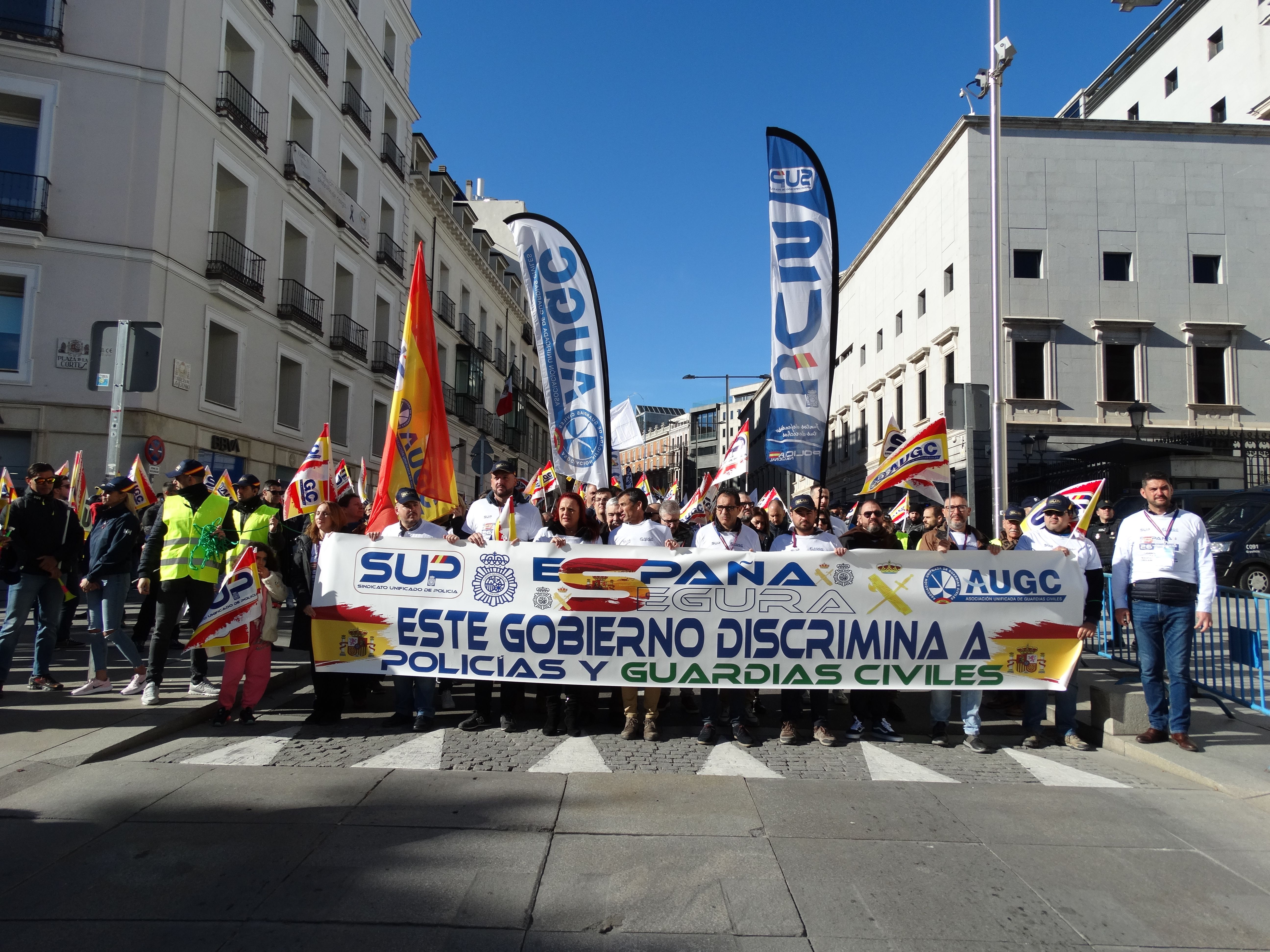 Miles de personas secundan la manifestación convocada por la Asociación Unificada de Guardias Civiles y el Sindicato Unificado de Policía