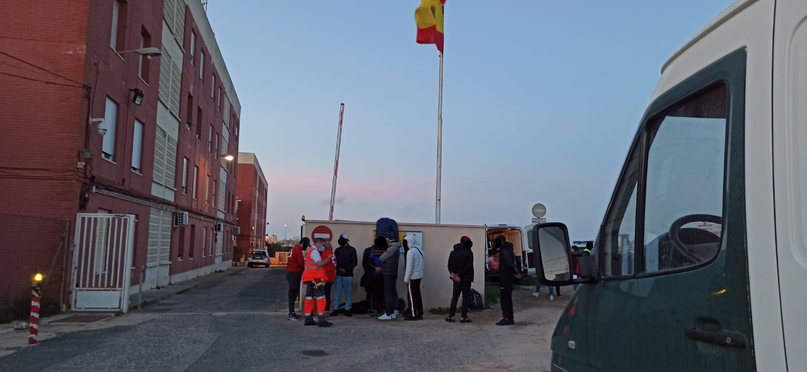La inoperancia del Centro de Atención Temporal de Extranjeros en Cartagena atrasa 15 horas el traslado de unos migrantes en situación irregular