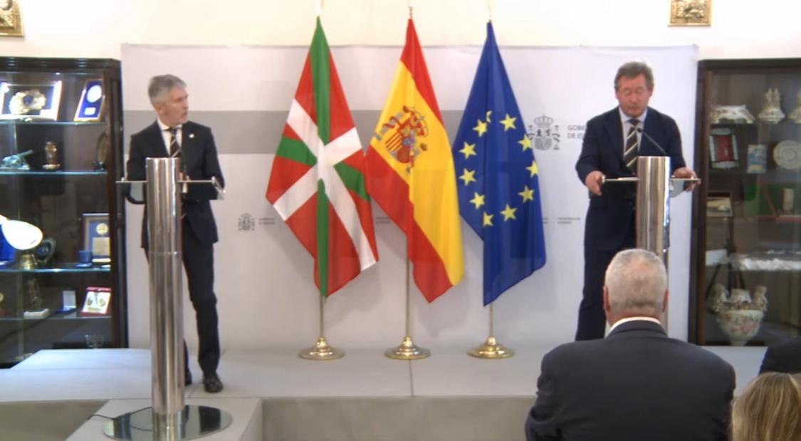 Marlaska vuelve a traicionar a la Guardia Civil y entrega las competencias a la policía vasca de puertos y aeropuertos