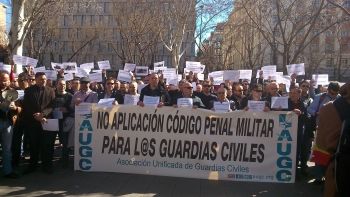 Trescientos guardias civiles piden la libertad de Sergio frente a Interior: "¡Somos policias, no soldados!"