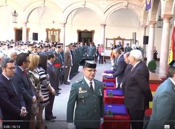 Un guardia civil investigado por corrupción recibe una medalla y cariño público de la plana mayor
