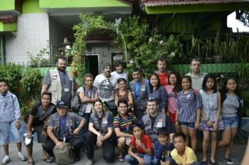 La expedición humanitaria a Filipinas continúa repartiendo su ayuda