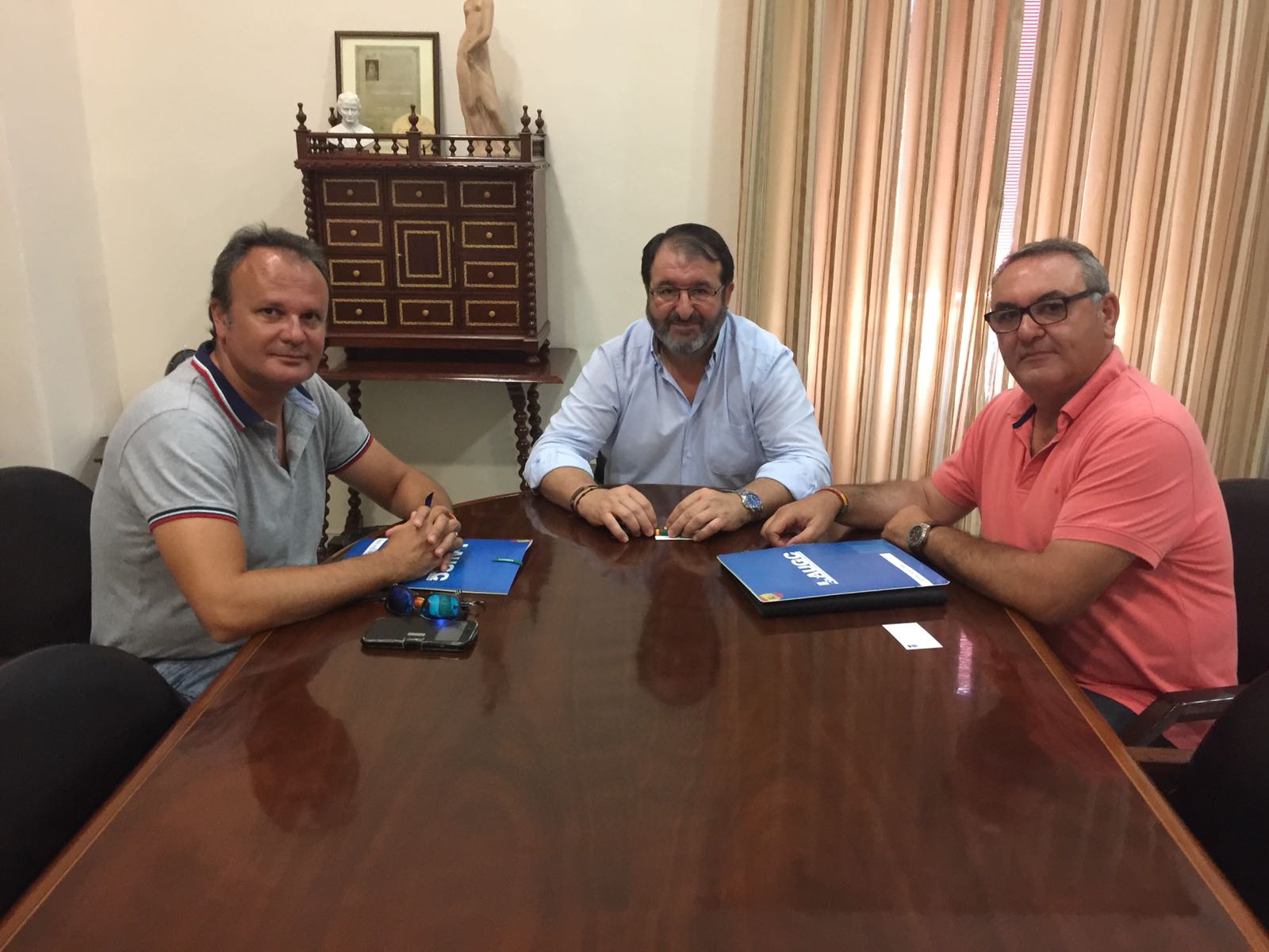 AUGC Sevilla le explica al alcalde de Carmona cómo se ha deteriorado el clima y el servicio en el puesto de su localidad