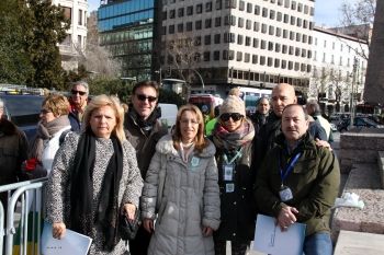 La presidenta de la AVT agradece a AUGC su presencia en la manifestación del sábado
