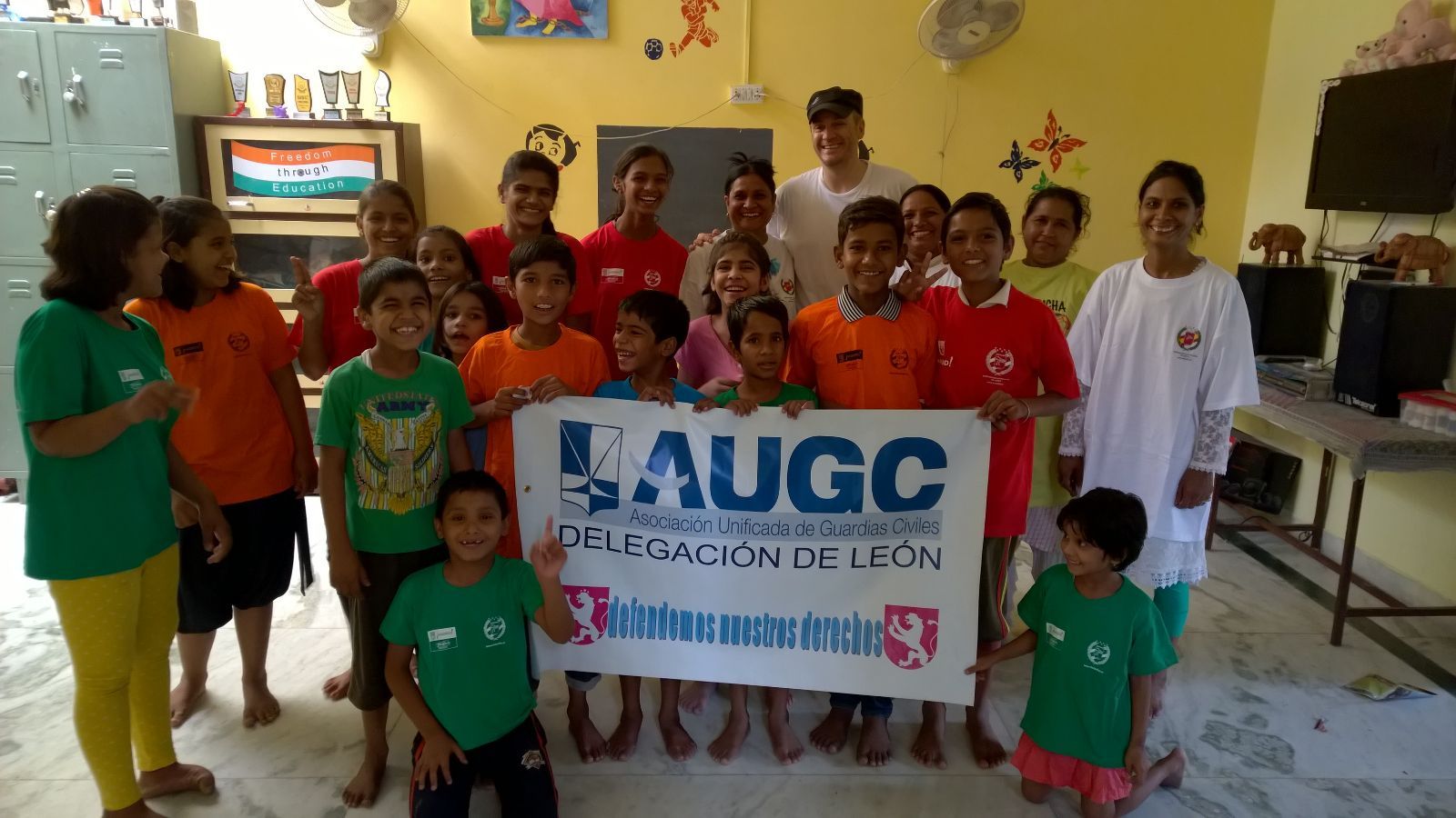 Un guardia civil de León se costea un viaje a la India para enseñar defensa personal a mujeres contra las agresiones machistas