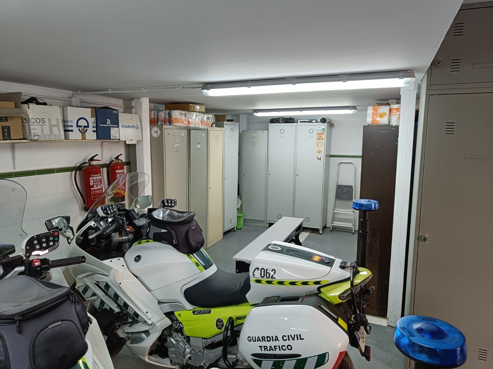 Los Guardias Civiles de Tráfico destinados en Barbastro tienen que cambiarse de uniformidad en el garaje de las motos