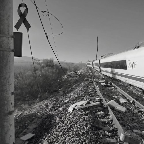 Policías y guardias civiles suspenden temporalmente sus reivindicaciones en señal de respeto a las víctimas del accidente ferroviario de Toledo