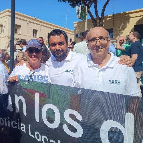 Roquetas se echa a la calle contra el destierro de sus guardias civiles