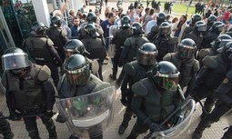 La Guardia Civil dota a los agentes de material antidisturbios sin proporcionarles formación para usarlo