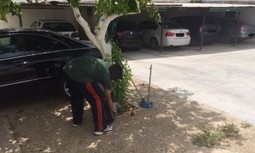 El Alferez del puesto de Almonte ordena a un guardia civil barrer el patio del cuartel