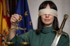 ¿Te van a quitar el sueldo por un error que no has cometido? La trampa de los domingos que la Directora General de la Guardia Civil firma "sin mirar"