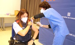La Generalitat de Cataluña elude citar a guardias civiles y policías nacionales entre los colectivos prioritarios a vacunar